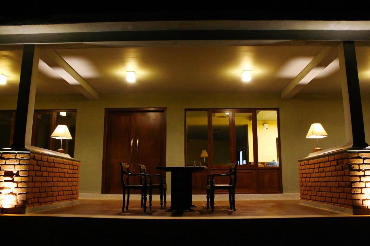 Ehalagala Lake Resort Szigirija Kültér fotó