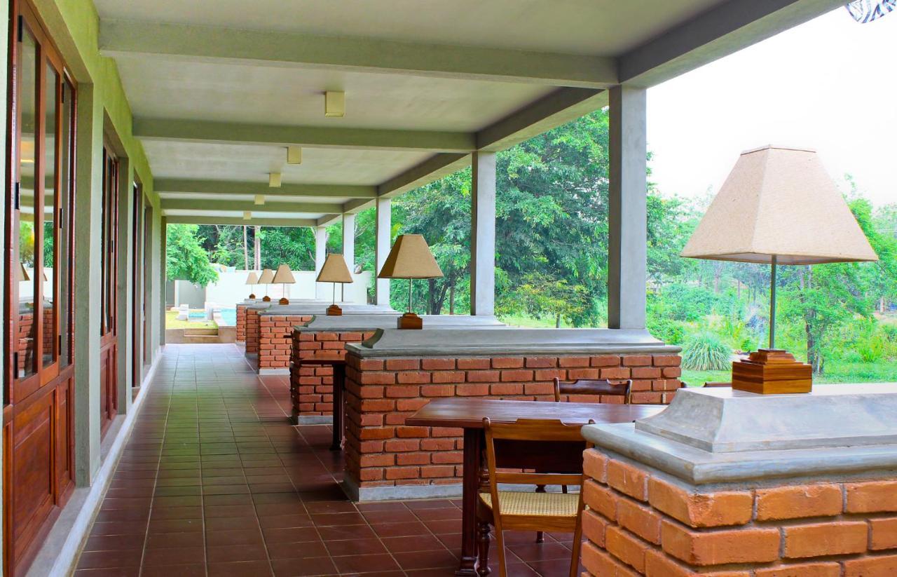 Ehalagala Lake Resort Szigirija Kültér fotó