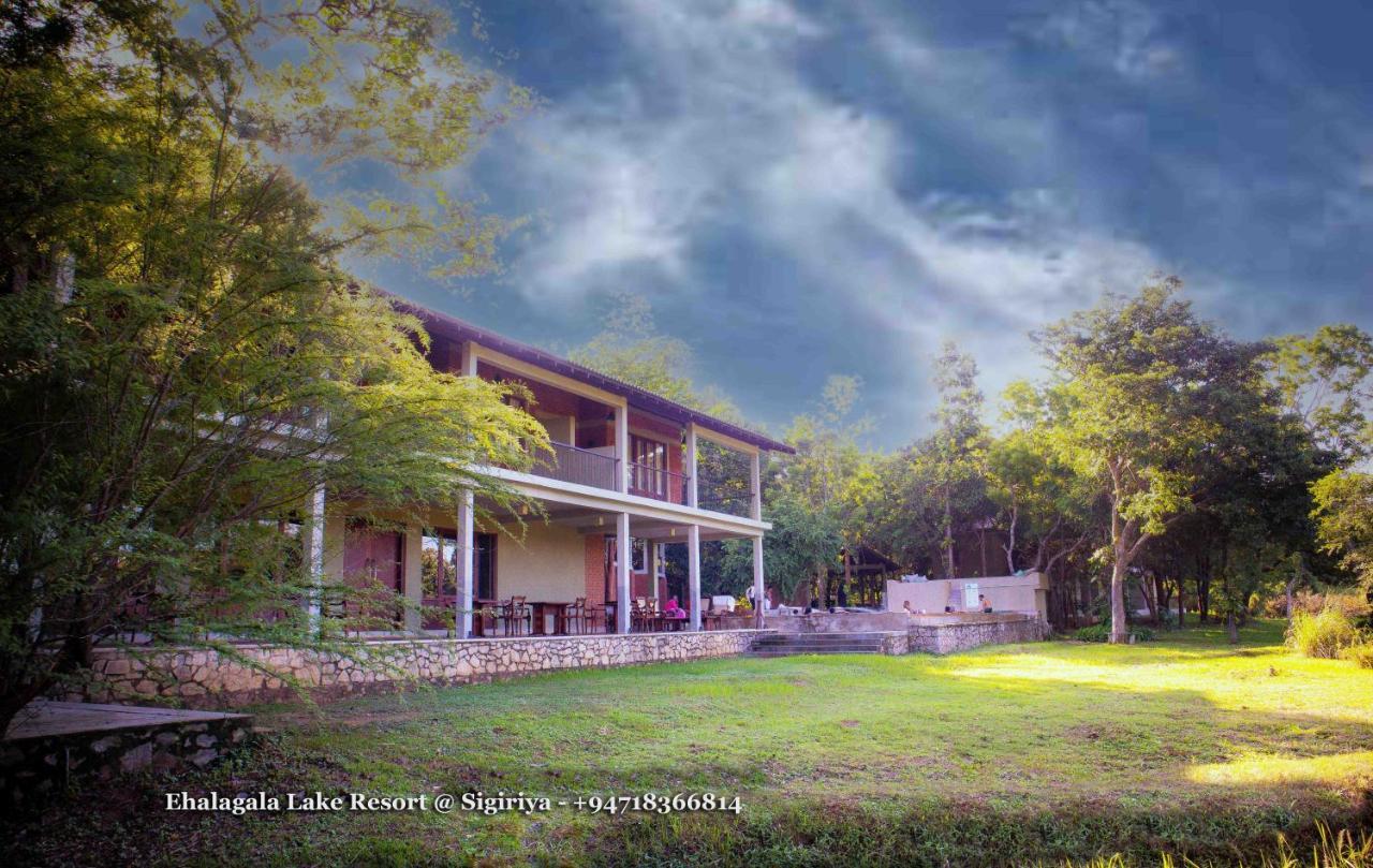 Ehalagala Lake Resort Szigirija Kültér fotó