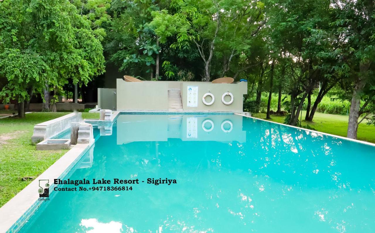 Ehalagala Lake Resort Szigirija Kültér fotó