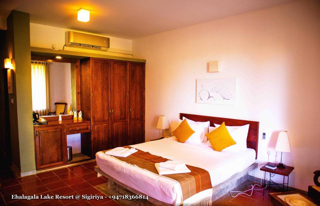 Ehalagala Lake Resort Szigirija Kültér fotó