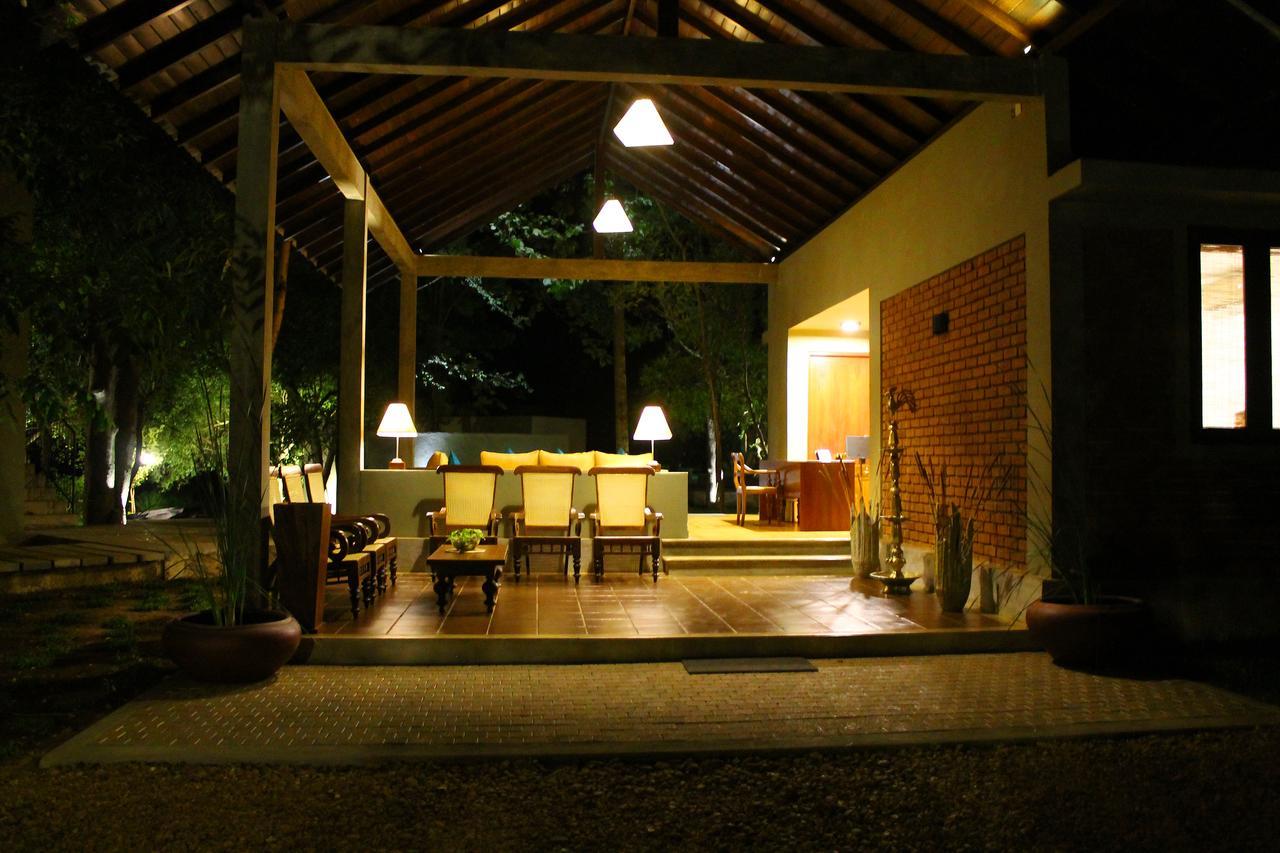Ehalagala Lake Resort Szigirija Kültér fotó