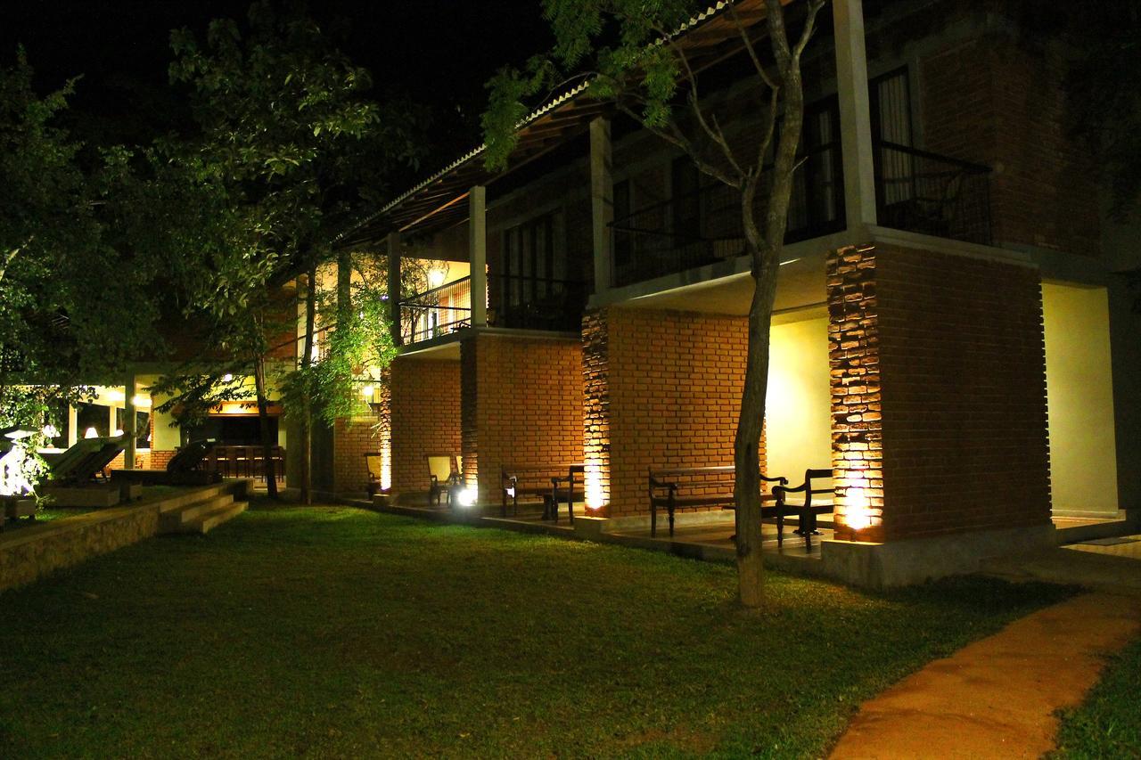 Ehalagala Lake Resort Szigirija Kültér fotó