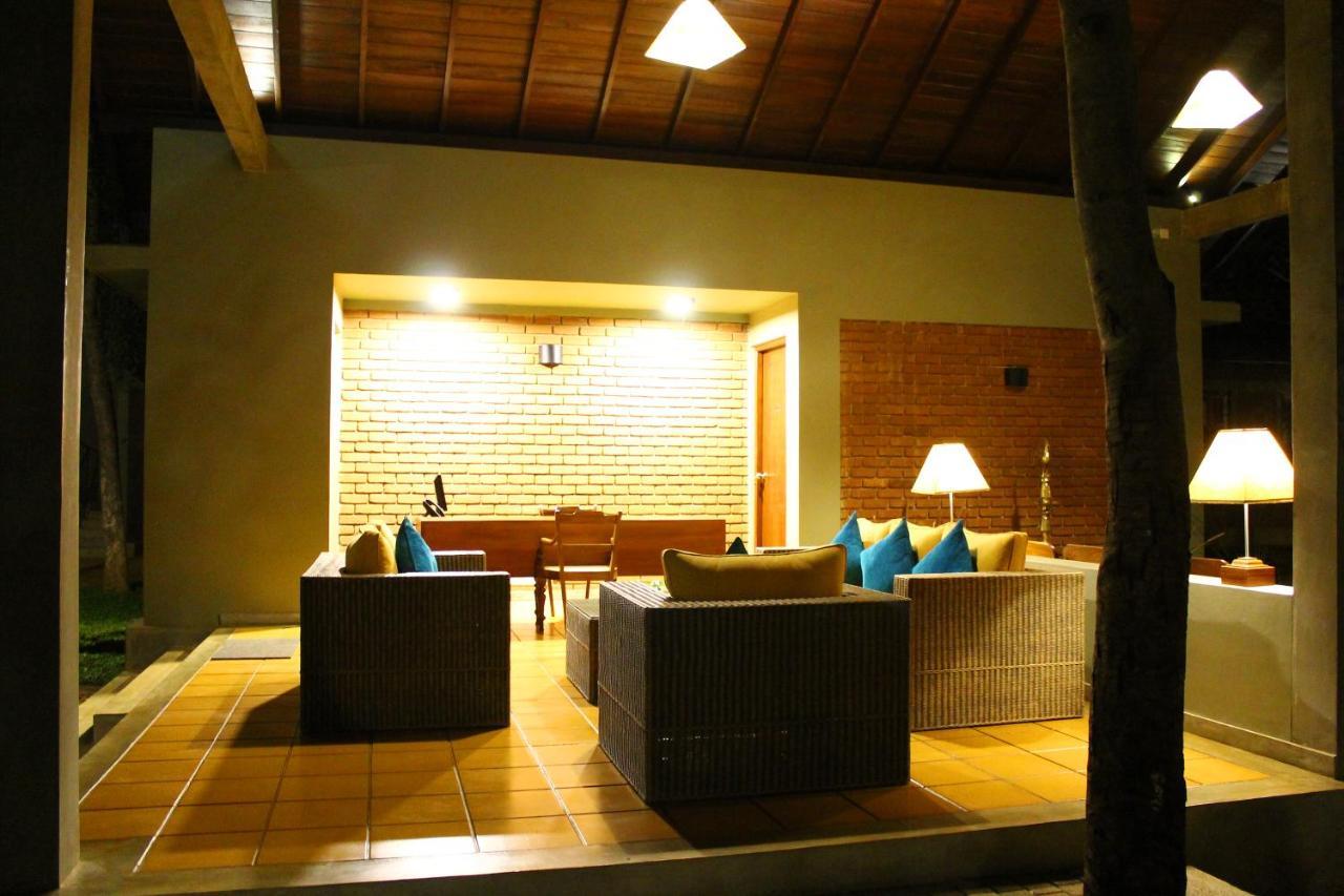 Ehalagala Lake Resort Szigirija Kültér fotó