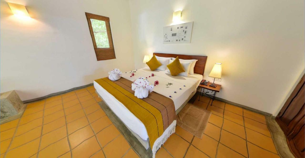 Ehalagala Lake Resort Szigirija Kültér fotó